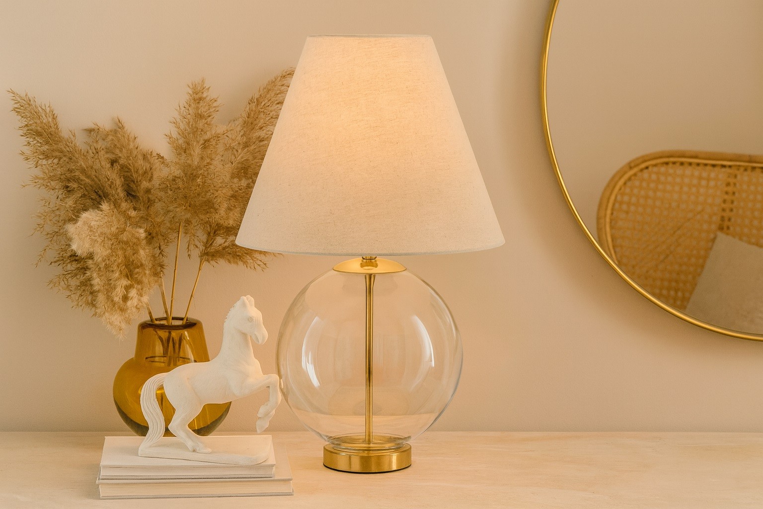 Lampa z kloszem i szklaną podstawą AP180154