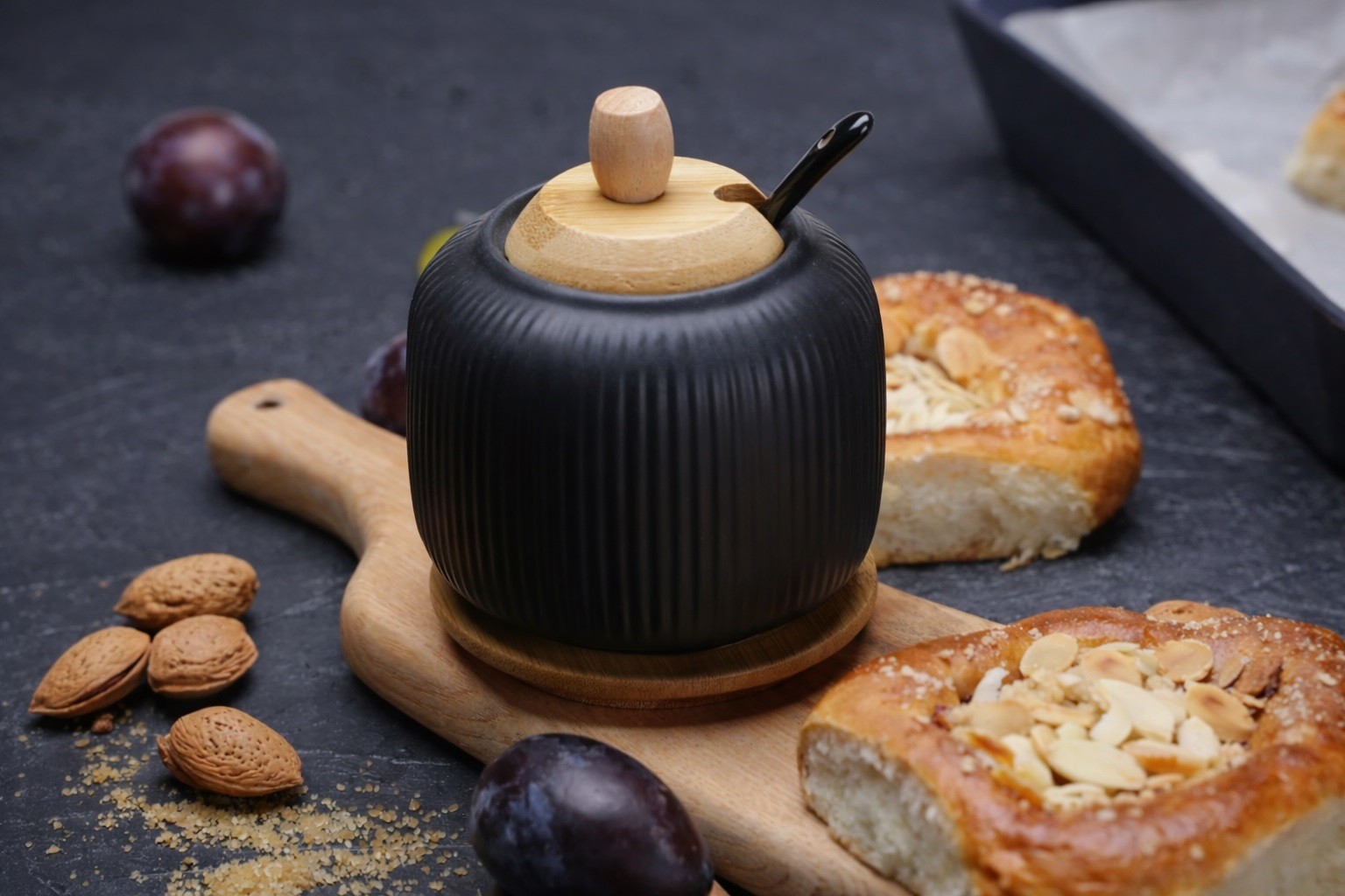 Cukiernica porcelanowa ryflowana z podstawką OSBORN czarna mat