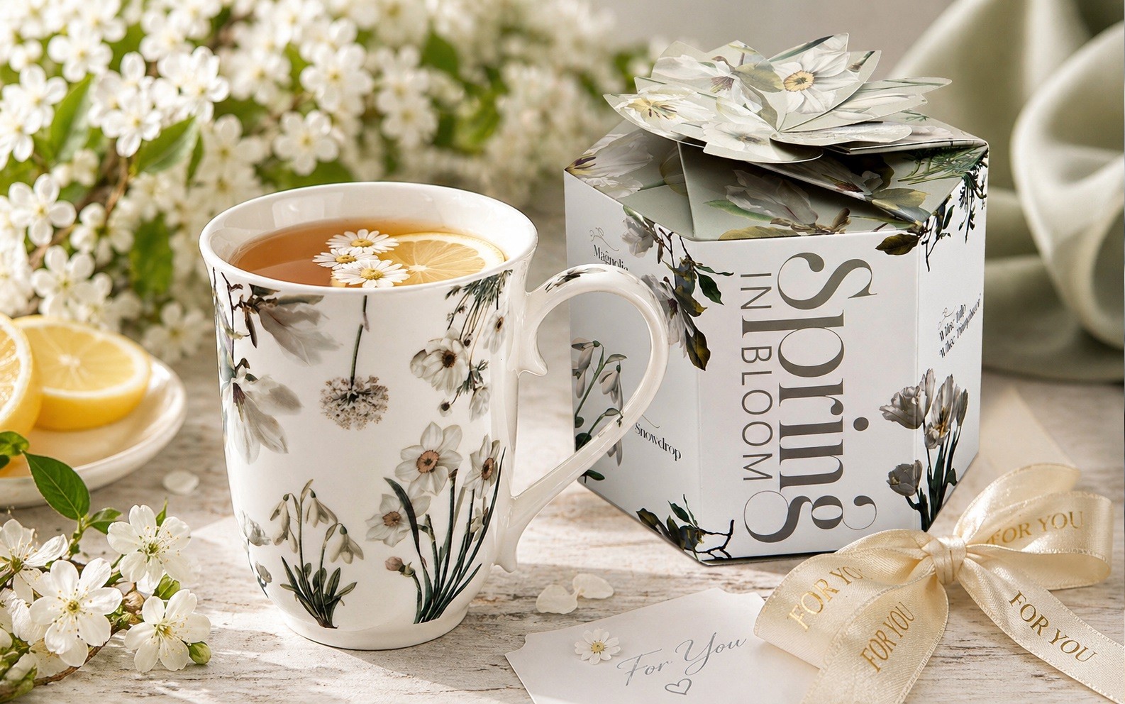 Kubek porcelanowy 460 ml Vintage białe kwiaty